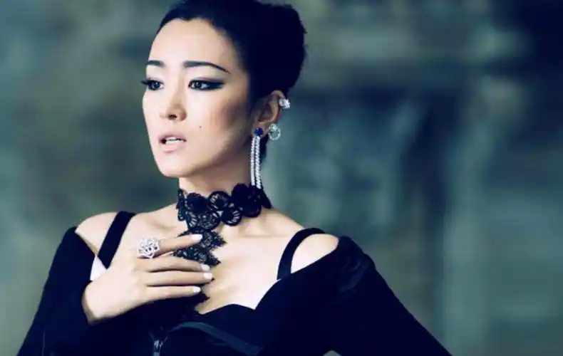 ​巩俐夫妇大秀恩爱!57岁粉衣少女风,74岁老公全白_