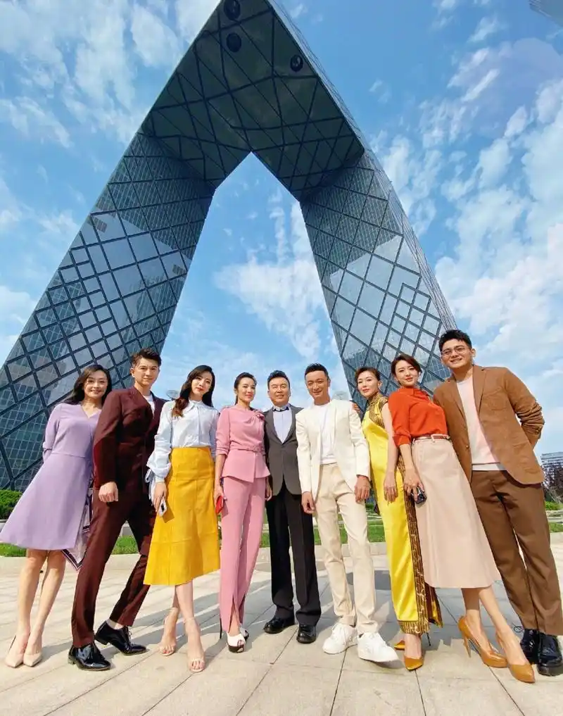 央视主持人合影 央视主持人在央视大裤衩拍摄的蓝天白云大片来啦!