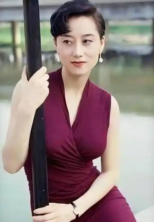 62岁利智近照曝光,陪李连杰一起虔诚礼佛,网友直呼:认不出!