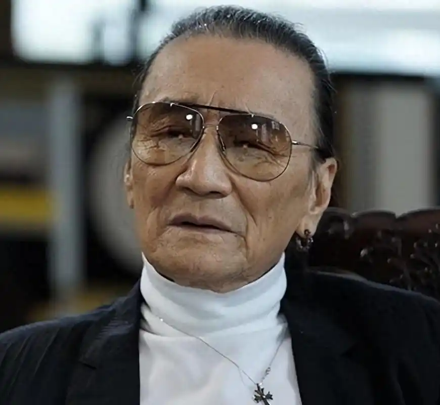 戴着墨镜的谢贤成为了一个传奇,一个形象,一个故事.