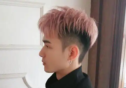 天气热了头发多男生两边剃掉才清爽 男生剃两边短发烫发发型hin潮