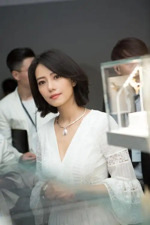 高圆圆短发造型上演"侧颜锁骨杀" 霸气回应豹纹装图片