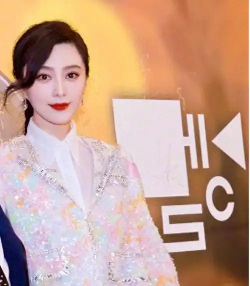 范冰冰穿端庄一点更有气质亮片西装搭白衬衫半身裙大方优雅