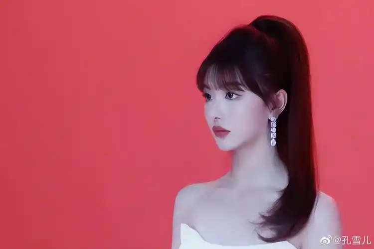 孔雪儿靓丽写真大秀白皙香肩!冰肌玉骨太性感迷人