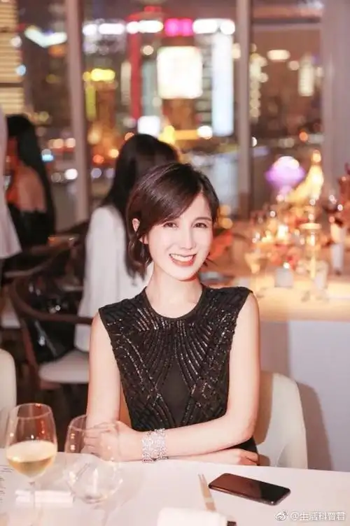 当代画家王雨馨被传遭家暴女主丈夫正是当红小生黄景瑜