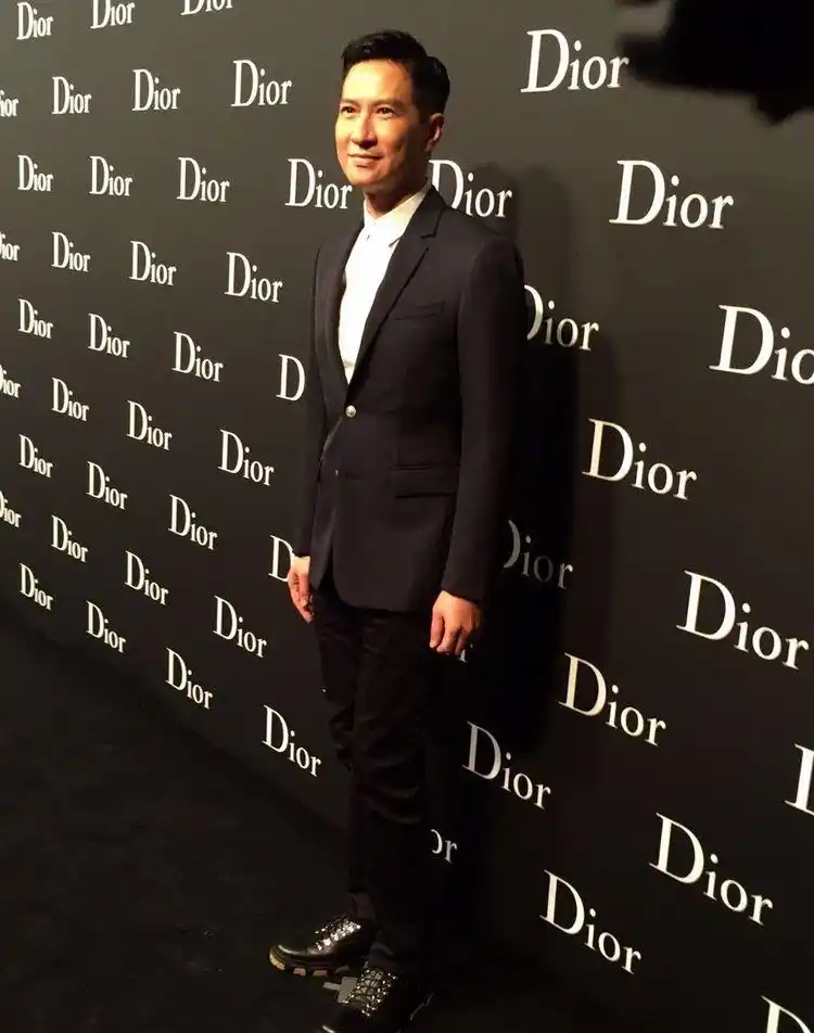 影帝张家辉终于高调,5套西装演绎"型男"魅力,51岁帅到飞起!