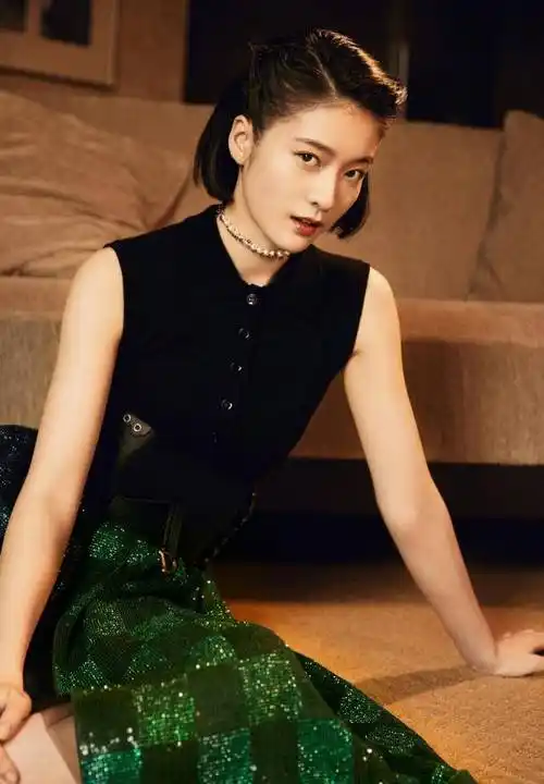 张雪迎剪掉10年长发,波波头搭配黑色衬衫绿色半身裙,时髦大气_造型