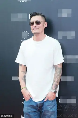 余文乐白t手臂纹身酷翻.