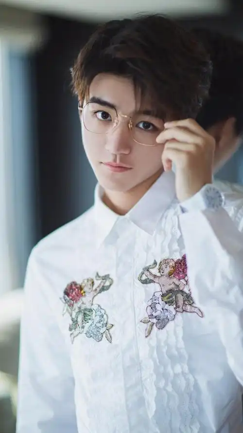 戴眼镜的王俊凯