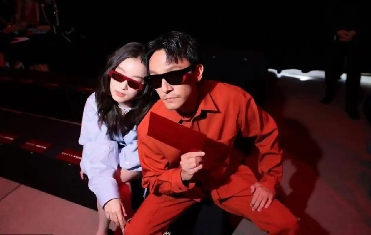 张震和倪妮米兰时装周合影,有一种强烈推荐感觉,这俩人好有夫妻相