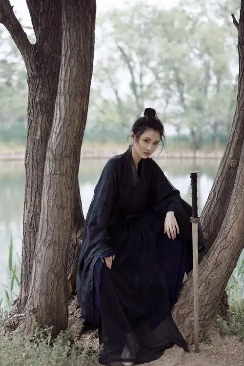 简介:张慧雯剑客造型古风写真图片,分享一组张慧雯图片给大家,图中的