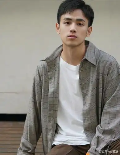 清秀帅气的男生,穿衣风格即时尚又有范,关键是长得好看才是真的