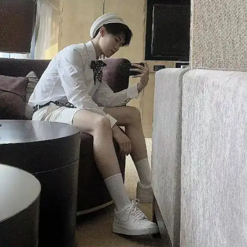 张真源超话来欣赏爱酱的雕塑美小腿7821566汀到了嘛@时代少年团