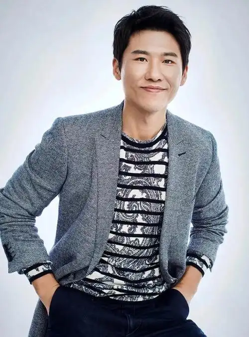 雷佳音学历很高