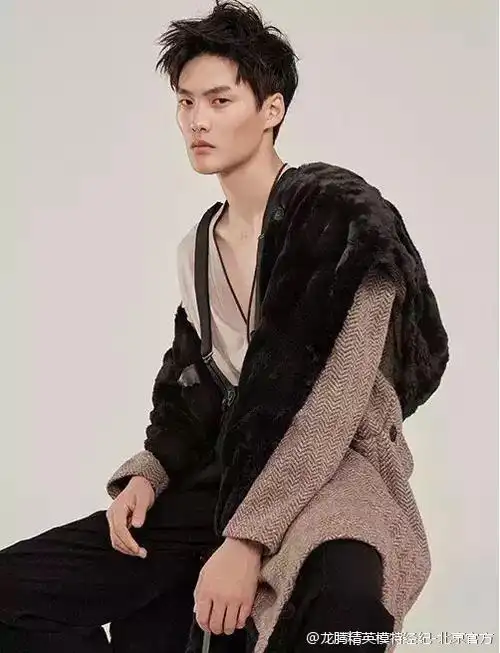 龙腾精英# 超模@李晨·james 身着giorgio a.