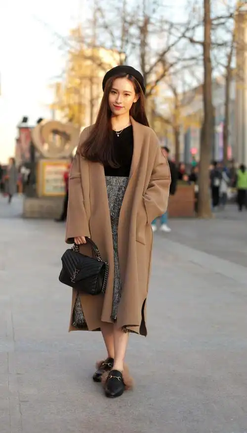 街拍:温暖流行的穿搭,减龄又时尚,非常好看!