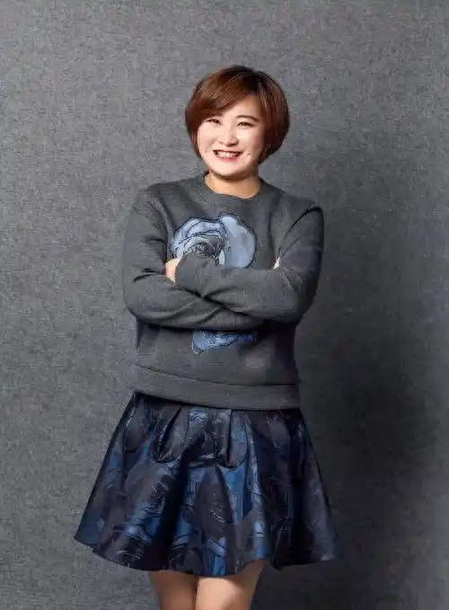 处女作票房狂揽54亿!暴瘦50斤颜值惊人,41岁的贾玲让人刮目相看