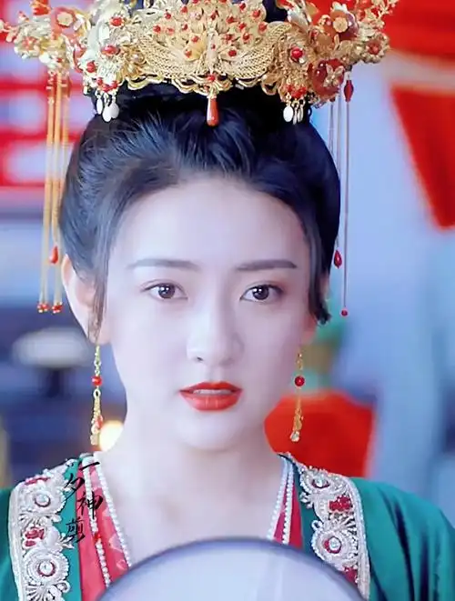 梁洁的古装扮相好精致啊!那甜甜的笑容萌化了,我喜欢的样子