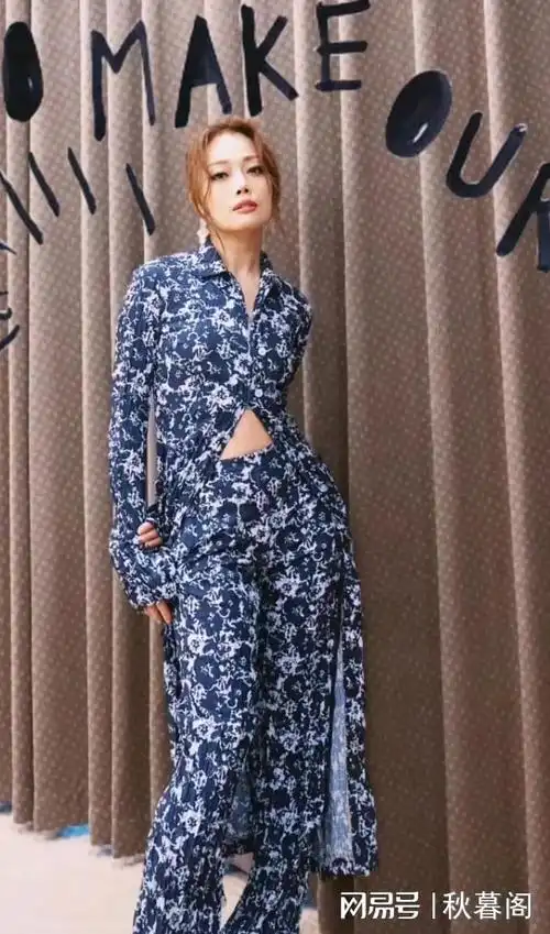 网友偶遇容祖儿本人皱纹明显年龄感十足