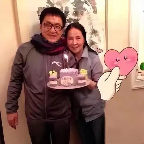 70岁成龙公开为妻子庆生穿情侣装但难掩老态龙钟真的老了