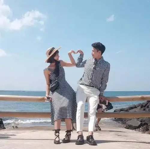 手指比心已out!现在拍照流行这10款爱心pose