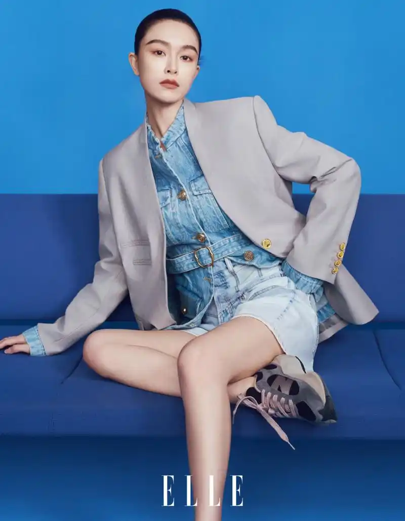 文咏珊三月封面大片,身穿牛仔套装 搭配解构式西装外套,酷飒碰撞松弛