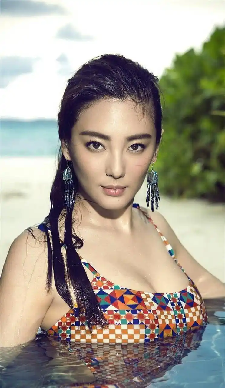 张雨绮晒健身照:前凸后翘大秀"蚂蚁腰"!辣妈韵味十足