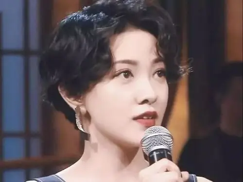 最近很多女明星也开始pick港风发型,比如:短发教科书郭采洁同学.