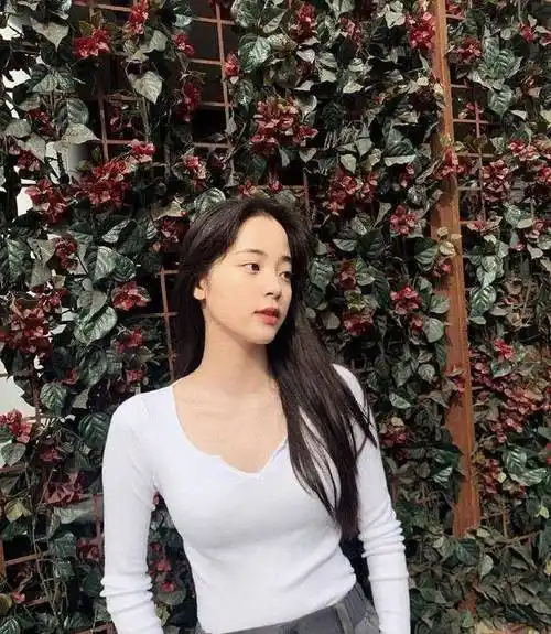 20岁欧阳娜娜身材太迷人,穿露脐装全身零赘肉,这打扮看着都眼红_紧身