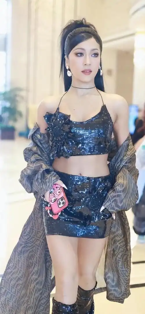 吉克隽逸大秀马甲线美照!和10年前比白了好几个度,美得挪不开眼