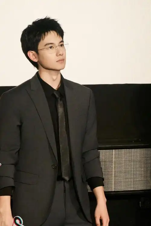 胡先煦穿西装戴眼镜 谁懂