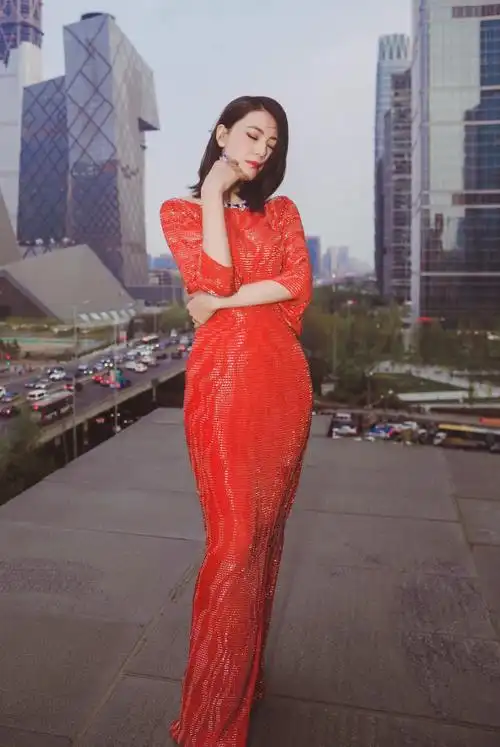 高圆圆一袭红色露背长裙性感妖娆美极了这才是真正女王气场