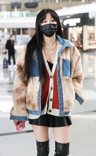 组图:孔雪儿穿毛绒外套现身机场 踩膝靴配短裙秀美腿可盐可甜