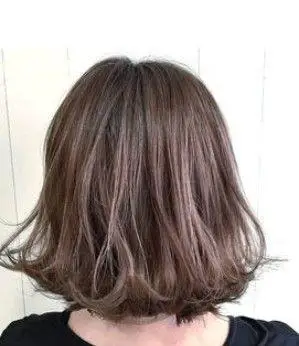 不是明显的大卷而是细致的在发尾做出波浪就是重点