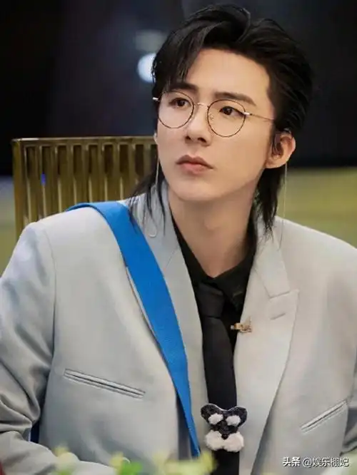 虽然演技很青涩不过诠释的很不错了,刘宇宁在剧中扮演的这个黑眼镜给