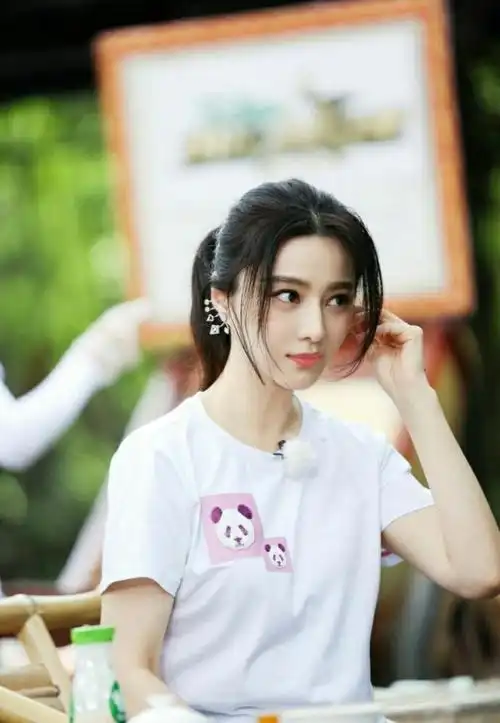 女王范冰冰麻花辫青春洋溢,皮肤白嫩笑容甜美_网易订阅