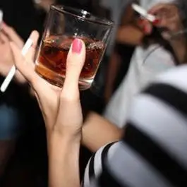 喝酒抽烟的女生头像