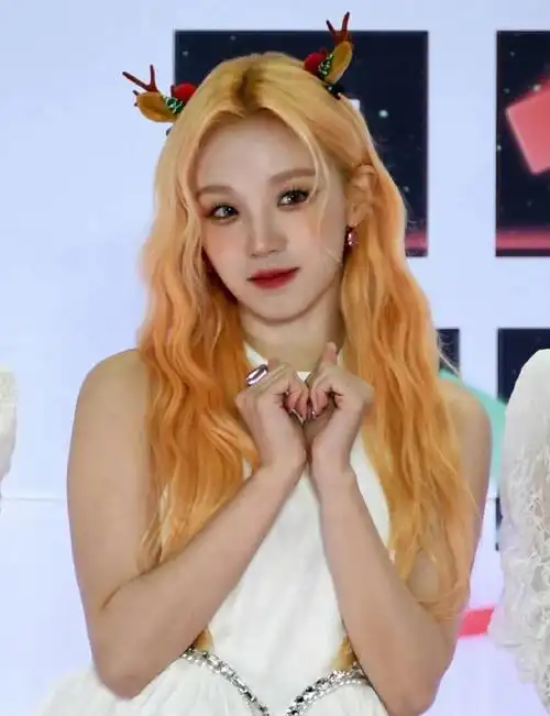 宋雨琦白色花苞裙小鹿造型好好看