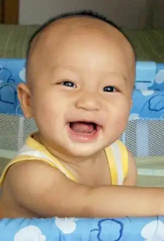 图片呆萌帅气的男孩短发,炫出孩子的乖巧可爱,剃出的平头部分愈加迷人