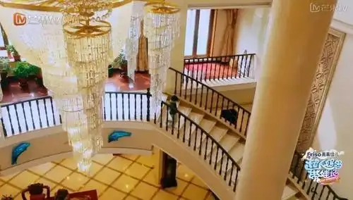 许晴家像宫殿,可云家有瀑布,而她家有水上乐园