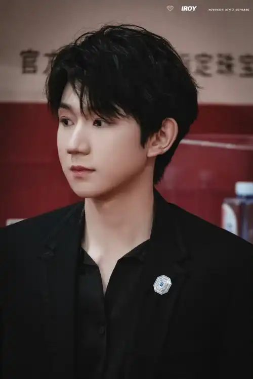 王源超话#tfboys为王源上影节打call#帅帅的状态超级好,就像是刚刚从