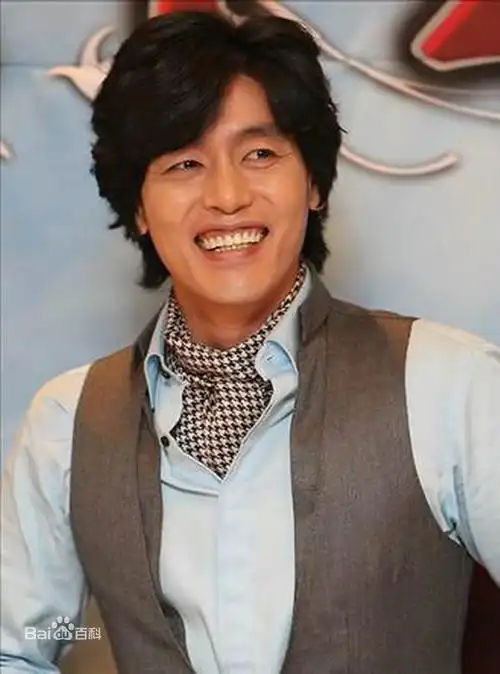 展开全部 出自韩国喜剧电影「金馆长对金馆长对金馆长」 韩国演员