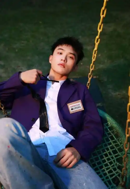 郑伟:00后演员,7岁出道参演多部影视剧,如今他这套穿搭绝了_少年_传奇