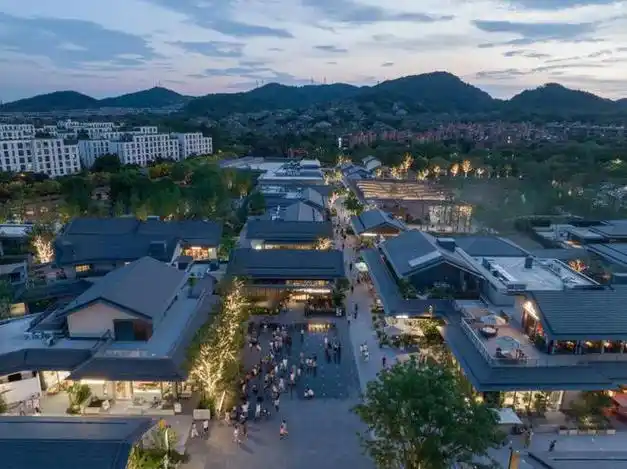 玉鸟飞过良渚屋顶下的文艺天空丨杭州 良渚文化村玉鸟集