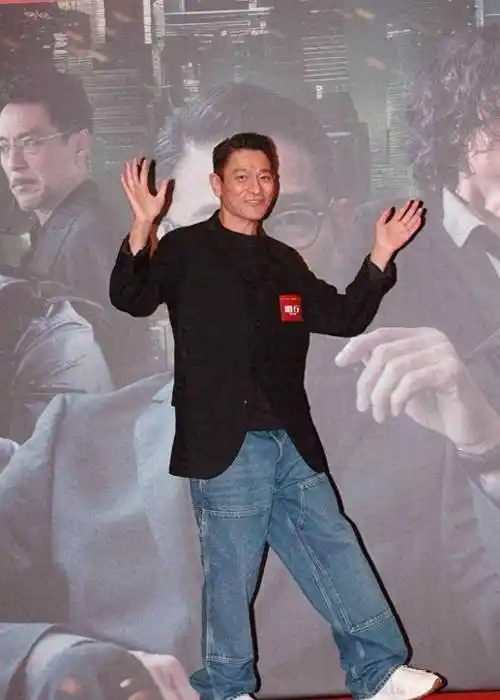 62岁刘德华近照老态龙钟?满头白发啤酒肚凸起一脸愁容,震撼网