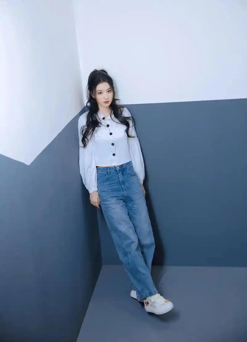 王楚然白衬衫 牛仔裤穿搭,果然是越素越美!