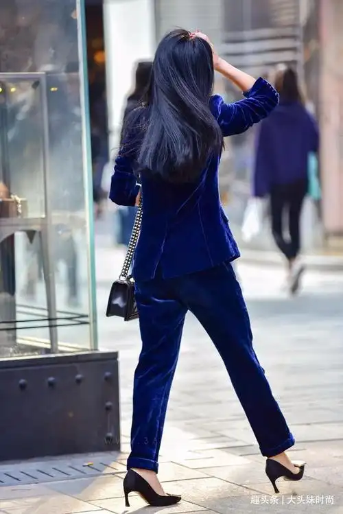 小姐姐一身藏蓝色丝绒西装轻松穿出多种风格遮肉显瘦还洋气