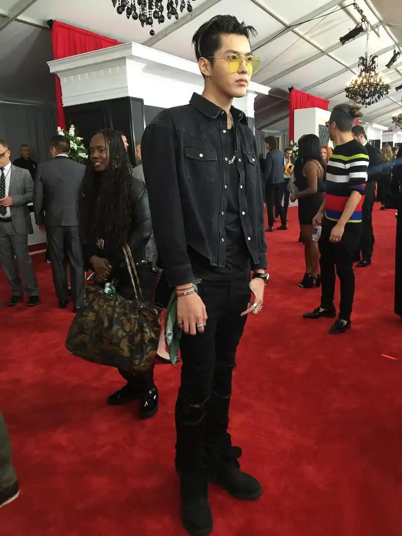吴亦凡身穿黑色牛仔套装亮相格莱美红毯