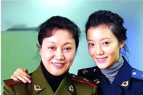 43岁车晓近照罕曝光,鼻孔朝天被指似猪鼻,曾被成龙做媒嫁给首富|编剧