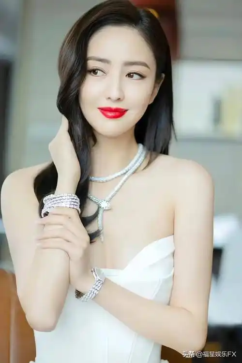 佟丽娅:新疆三美中的颜值代表,她的酒窝笑靥迷人,身材婀娜多姿_舞蹈